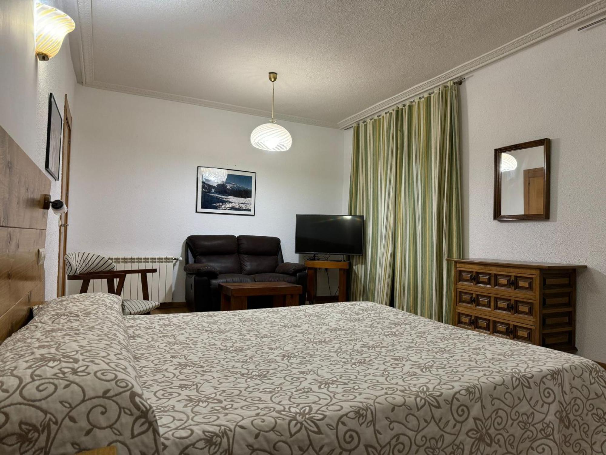 Hostal Aribel Longinos Серседиля Екстериор снимка
